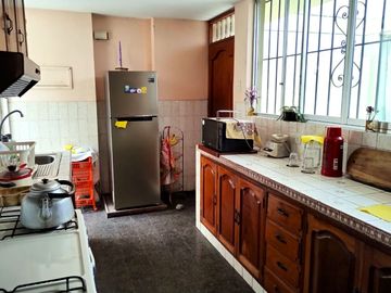 SURCO VENDO CASA 2 PISOS 223.00 M2 3 DORM JARDIN $ 398000