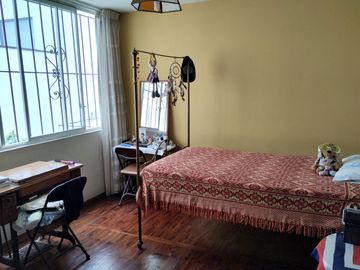 SURCO VENDO CASA 2 PISOS 223.00 M2 3 DORM JARDIN $ 398000