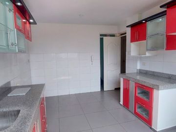 VENDO DEPARTAMENTO EN LOS SAUCES LIMITE CON MIRAFLORES A UNOS PASOS DEL OVALO HIGUERETA
