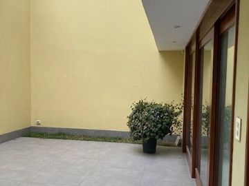 Vendo excelente casa de 3 pisos y 5 dorm. - c.Tnte Romanet, San Isidro