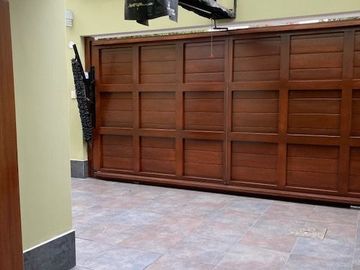 Vendo excelente casa de 3 pisos y 5 dorm. - c.Tnte Romanet, San Isidro