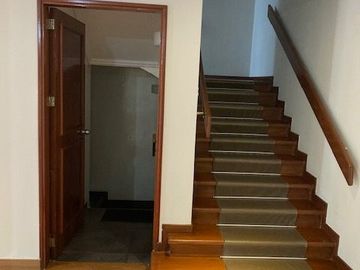 Vendo excelente casa de 3 pisos y 5 dorm. - c.Tnte Romanet, San Isidro