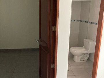 Vendo excelente casa de 3 pisos y 5 dorm. - c.Tnte Romanet, San Isidro