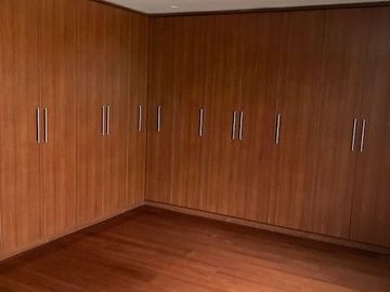 Vendo excelente casa de 3 pisos y 5 dorm. - c.Tnte Romanet, San Isidro