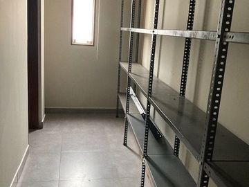 Vendo excelente casa de 3 pisos y 5 dorm. - c.Tnte Romanet, San Isidro