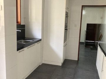 Vendo excelente casa de 3 pisos y 5 dorm. - c.Tnte Romanet, San Isidro