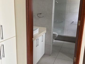 Vendo excelente casa de 3 pisos y 5 dorm. - c.Tnte Romanet, San Isidro