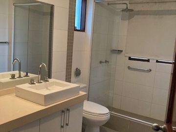 Vendo excelente casa de 3 pisos y 5 dorm. - c.Tnte Romanet, San Isidro