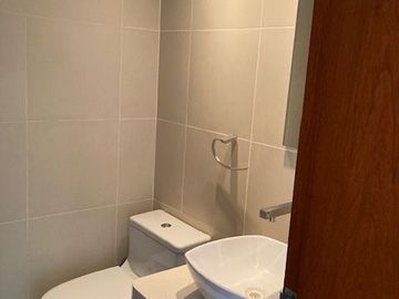 Vendo excelente casa de 3 pisos y 5 dorm. - c.Tnte Romanet, San Isidro