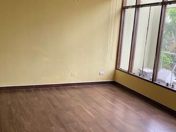 Vendo excelente casa de 3 pisos y 5 dorm. - c.Tnte Romanet, San Isidro