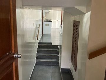 Vendo excelente casa de 3 pisos y 5 dorm. - c.Tnte Romanet, San Isidro