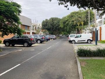 Vendo excelente casa de 3 pisos y 5 dorm. - c.Tnte Romanet, San Isidro