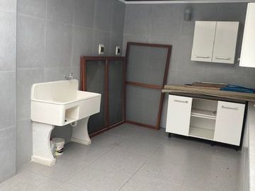 Vendo excelente casa de 3 pisos y 5 dorm. - c.Tnte Romanet, San Isidro