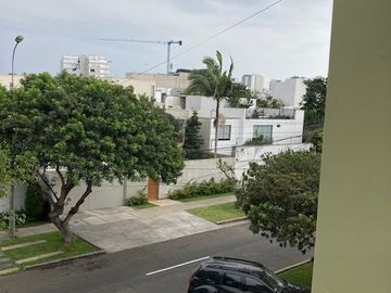 Vendo excelente casa de 3 pisos y 5 dorm. - c.Tnte Romanet, San Isidro