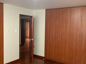 Vendo excelente casa de 3 pisos y 5 dorm. - c.Tnte Romanet, San Isidro