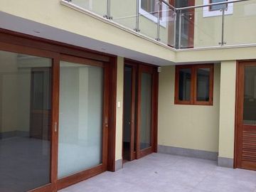 Vendo excelente casa de 3 pisos y 5 dorm. - c.Tnte Romanet, San Isidro