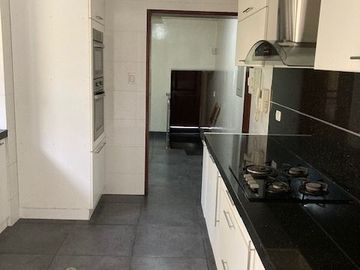 Vendo excelente casa de 3 pisos y 5 dorm. - c.Tnte Romanet, San Isidro