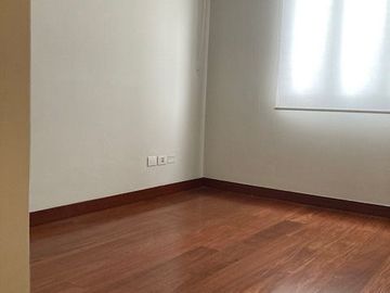 Vendo excelente casa de 3 pisos y 5 dorm. - c.Tnte Romanet, San Isidro