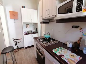 VENDE HERMOSA CASA EN BARRIO LAS LILAS, PROVIDENCIA, CALLE COPIHUE, 4 DORMITORIOS, 2 BAÑOS, ESTACIONAMIENTO