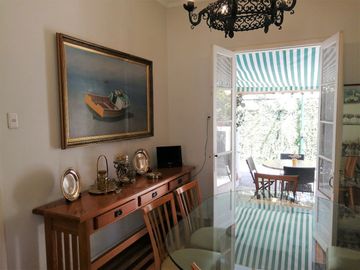 VENDE HERMOSA CASA EN BARRIO LAS LILAS, PROVIDENCIA, CALLE COPIHUE, 4 DORMITORIOS, 2 BAÑOS, ESTACIONAMIENTO