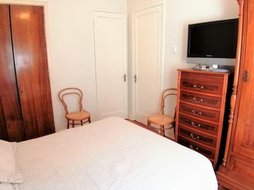 VENDE HERMOSA CASA EN BARRIO LAS LILAS, PROVIDENCIA, CALLE COPIHUE, 4 DORMITORIOS, 2 BAÑOS, ESTACIONAMIENTO