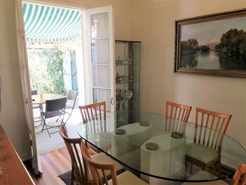 VENDE HERMOSA CASA EN BARRIO LAS LILAS, PROVIDENCIA, CALLE COPIHUE, 4 DORMITORIOS, 2 BAÑOS, ESTACIONAMIENTO