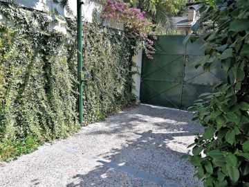 VENDE HERMOSA CASA EN BARRIO LAS LILAS, PROVIDENCIA, CALLE COPIHUE, 4 DORMITORIOS, 2 BAÑOS, ESTACIONAMIENTO