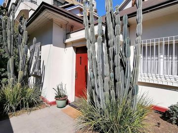 VENDE HERMOSA CASA EN BARRIO LAS LILAS, PROVIDENCIA, CALLE COPIHUE, 4 DORMITORIOS, 2 BAÑOS, ESTACIONAMIENTO