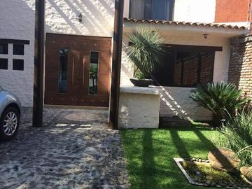 CASA EN VENTA CON AMPLIO TERRENO Y ALBERCA EN LAS FINCAS, JIUTEPEC