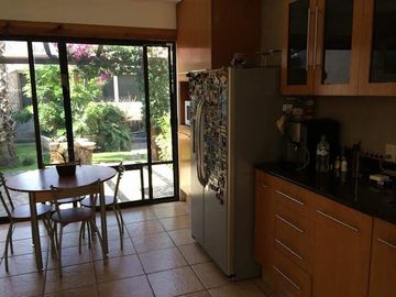 CASA EN VENTA CON AMPLIO TERRENO Y ALBERCA EN LAS FINCAS, JIUTEPEC
