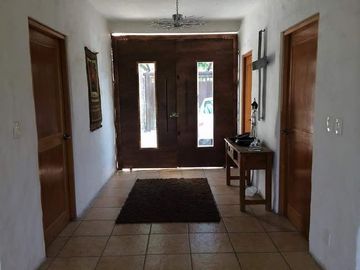 CASA EN VENTA CON AMPLIO TERRENO Y ALBERCA EN LAS FINCAS, JIUTEPEC