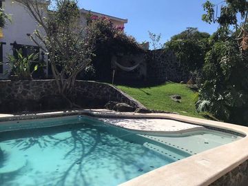 CASA EN VENTA CON AMPLIO TERRENO Y ALBERCA EN LAS FINCAS, JIUTEPEC
