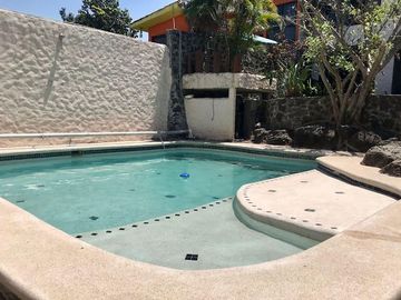 CASA EN VENTA CON AMPLIO TERRENO Y ALBERCA EN LAS FINCAS, JIUTEPEC