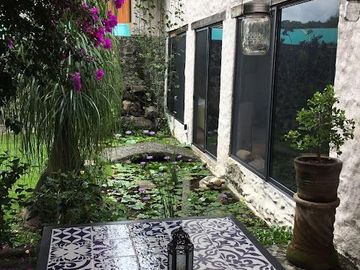 CASA EN VENTA CON AMPLIO TERRENO Y ALBERCA EN LAS FINCAS, JIUTEPEC