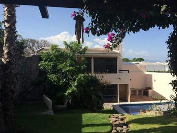 CASA EN VENTA CON AMPLIO TERRENO Y ALBERCA EN LAS FINCAS, JIUTEPEC