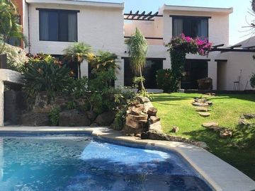 CASA EN VENTA CON AMPLIO TERRENO Y ALBERCA EN LAS FINCAS, JIUTEPEC