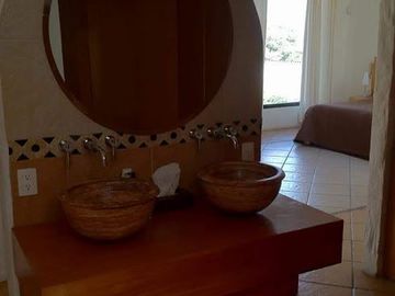 CASA EN VENTA CON AMPLIO TERRENO Y ALBERCA EN LAS FINCAS, JIUTEPEC