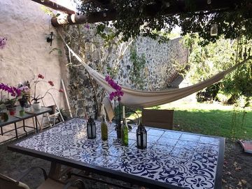 CASA EN VENTA CON AMPLIO TERRENO Y ALBERCA EN LAS FINCAS, JIUTEPEC
