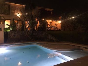 CASA EN VENTA CON AMPLIO TERRENO Y ALBERCA EN LAS FINCAS, JIUTEPEC