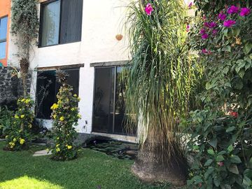 CASA EN VENTA CON AMPLIO TERRENO Y ALBERCA EN LAS FINCAS, JIUTEPEC