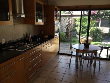 CASA EN VENTA CON AMPLIO TERRENO Y ALBERCA EN LAS FINCAS, JIUTEPEC