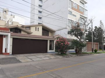 Hermosa y amplia Casa y/o amplio Terreno muy cerca al Pentagonito, rodeado de áreas verdes.