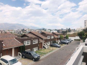 HERMOSA CASA RE MODELADA DENTRO DE CONJUNTO EN SANTA LUCÍA CUMBAYÁ