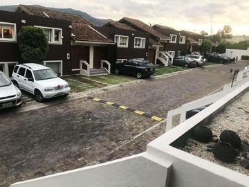 HERMOSA CASA RE MODELADA DENTRO DE CONJUNTO EN SANTA LUCÍA CUMBAYÁ