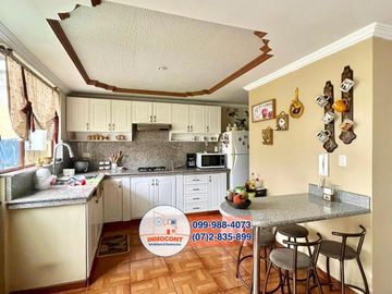 Amplia Casa con Área Verde en Venta, Sector Ricaurte C996