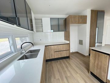 Venta en Manta: Casa Nueva de 3 Dormitorios con Acabados de Lujo en Sector Sur