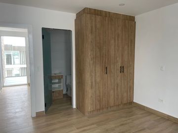 Venta en Manta: Casa Nueva de 3 Dormitorios con Acabados de Lujo en Sector Sur