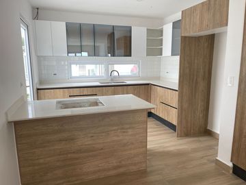 Venta en Manta: Casa Nueva de 3 Dormitorios con Acabados de Lujo en Sector Sur