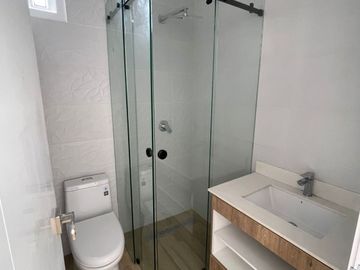 Venta en Manta: Casa Nueva de 3 Dormitorios con Acabados de Lujo en Sector Sur