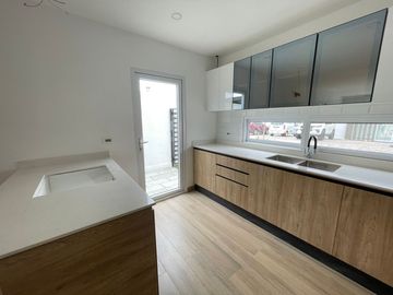 Venta en Manta: Casa Nueva de 3 Dormitorios con Acabados de Lujo en Sector Sur